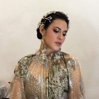 Raisa menjadi salah satu penyanyi yang menyumbangkan suara merdunya di pembukaan Asian Games 2018.  Tubuhnya dibungkus gaun bernuansa keemasan rancangan Biyan Wanaatmadja. Tidak ketinggalan headpiece berbentuk akar yang juga dirancang oleh Biyan. (Foto: Instagram)