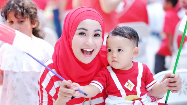 Soraya Larasati juga ikut merayakan Hari Kemerdekaan bersama keluarganya. Ia tampak kasual mengenakan kaos bermotif garis dan berwarna merah putih. Pashmina merah membuat tampilannya kian menarik. (Foto: Instagram)