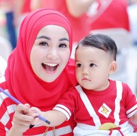 Soraya Larasati juga ikut merayakan Hari Kemerdekaan bersama keluarganya. Ia tampak kasual mengenakan kaos bermotif garis dan berwarna merah putih. Pashmina merah membuat tampilannya kian menarik. (Foto: Instagram)