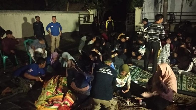 Warga di Mataram Berlarian ke Lapangan Saat Gempa 7,0 SR Warga di Mataram Berlarian ke Lapangan Saat Gempa 7,0 SR
