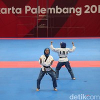 Momen kemenangan Defia semakin lengkap dengan kehadiran Presiden Joko Widodo yang menyaksikan langsung aksinya. Jokowi juga mengalungkan medali kepada para pemanang.  (Foto: Grandyos Zafna/detikSport)