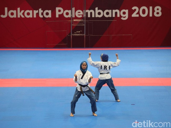 Momen kemenangan Defia semakin lengkap dengan kehadiran Presiden Joko Widodo yang menyaksikan langsung aksinya. Jokowi juga mengalungkan medali kepada para pemanang.  (Foto: Grandyos Zafna/detikSport)