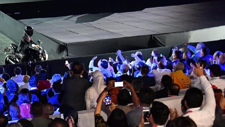 Aksi Stuntman Presiden Jokowi mengendarai moge di opening Asian Games 2018. Foto: Biro Pers Setpres Aksi Stuntman Presiden Jokowi mengendarai moge di opening Asian Games 2018. Foto: Biro Pers Setpres