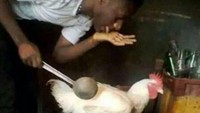 Siapa bilang cowo gak bisa masak? Cowo yang satu ini buktikan keahlian masaknya, dengan masak sup ayam yang masih hidup. Kira-kira kapan matengnya, ya? Foto: Istimewa