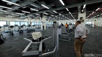 Tempat fitnes dengan peralatan lengkap plus kelas olahraga dan karate yang bisa diikuti pekerja.