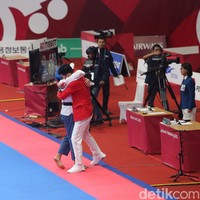 Defia yang berlaga dalam balutan hijab biru tak dapat menahan tangis harunya setelah memenangkan final taekwondo dengan poin 8.960. Lawannya, Marjan dari Iran meraih poin 8.470. (Foto: Grandyos Zafna/detikSport)