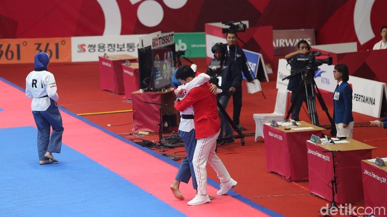 Defia Usai Raih Emas: Berlari dengan Bendera, Peluk Pelatih, Salami Jokowi Defia Usai Raih Emas: Berlari dengan Bendera, Peluk Pelatih, Salami Jokowi