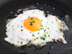 Bukan Minyak, Sayuran Ini Ternyata Jadi Rahasia Goreng Telur Anti Lengket!