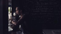 Disela-sela waktu luangnya, Siman lebih suka melepas penat sambil menikmati secangkir kopi hangat di kafe sendirian. Foto: Instagram @siman_sudartawa