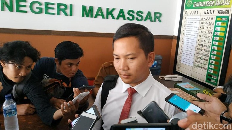 Eks Manajer Keuangan Abu Tours Dilimpahkan ke Jaksa Eks Manajer Keuangan Abu Tours Dilimpahkan ke Jaksa