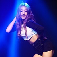 S-Line digunakan untuk menyebut tubuh seseorang yang seksi dan berisi. Seperti huruf S yang memang bentuknya berlekuk. Biasanya orang bertubuh S-Line memiliki bentuk seperti jam pasir atau gitar Spanyol. Di antaranya Hyuna, Bora dan Yura dari grup K-pop Girls Day. Foto: Dok. Koreaboo