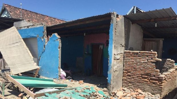 Rumah di sekitar Pelabuhan Poto Tano rusak akibat gempa 6,9 SR di NTB.