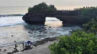 Saat liburan di Bali, Lindswell tak melewatkan berkunjung ke Tanah Lot. Ini hasil jepretannya, bagus ya.. (lindswell_k/Instagram)