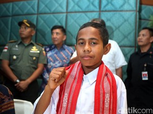 Kisah Inspiratif Joni Pemanjat Tiang Bendera