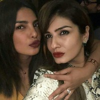 14 Agustus 2018: Priyanka Chopra menunjukkan cincin pertunangannya di Instagram. Disebut-sebut cincin tunangannya tersebut senilai US$ 200 ribu atau setara dengan Rp 2,9 miliar. Foto: Instagram (@ __priyankachoprafc)