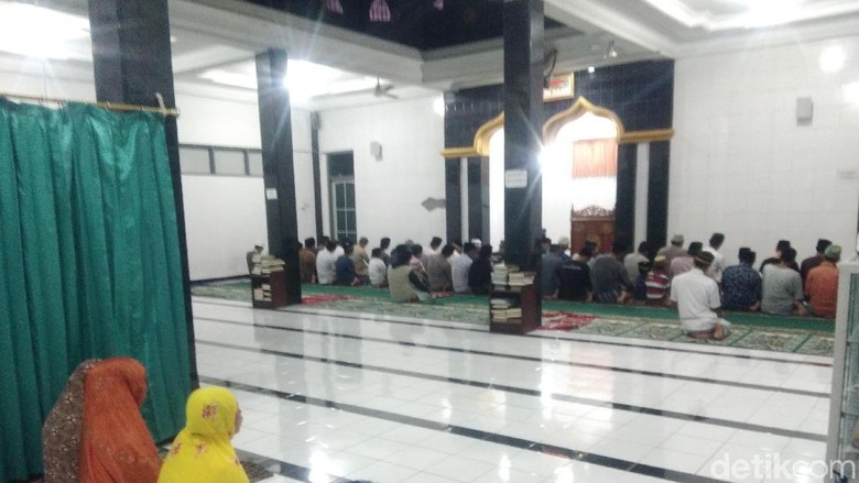 Jemaah Salat Berlarian Saat Gempa Lombok, Imam Tetap Khusyuk Jemaah Salat Berlarian Saat Gempa Lombok, Imam Tetap Khusyuk