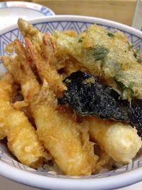 Wouw! Chef Ini Goreng Tempura dengan Tangan Kosong di Minyak Panas
