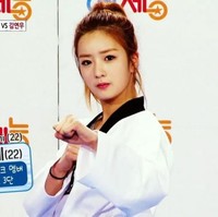  Lagi-lagi seleb Korea yang jago bela diri datang dari idol grup A Pink yakni Bomi. Keahlian Taekwondonya tentu tak perlu diragukan lagi. Ia juga kerap menampilkan kelihaiannya itu di beberapa acara. (Foto: ist.)