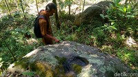 Pada batu ini ada ritual tertentu agar keinginan yang dimaksud terkabul. Asalkan kaki seseorang itu bisa pas di telapak kaki pada batu itu. Juga harus memutar sesuai letak tapak kaki. Namun tidak lupa tetap berdoa dan kepada sang pencipta. (Dadang Hermansyah/detikTravel)