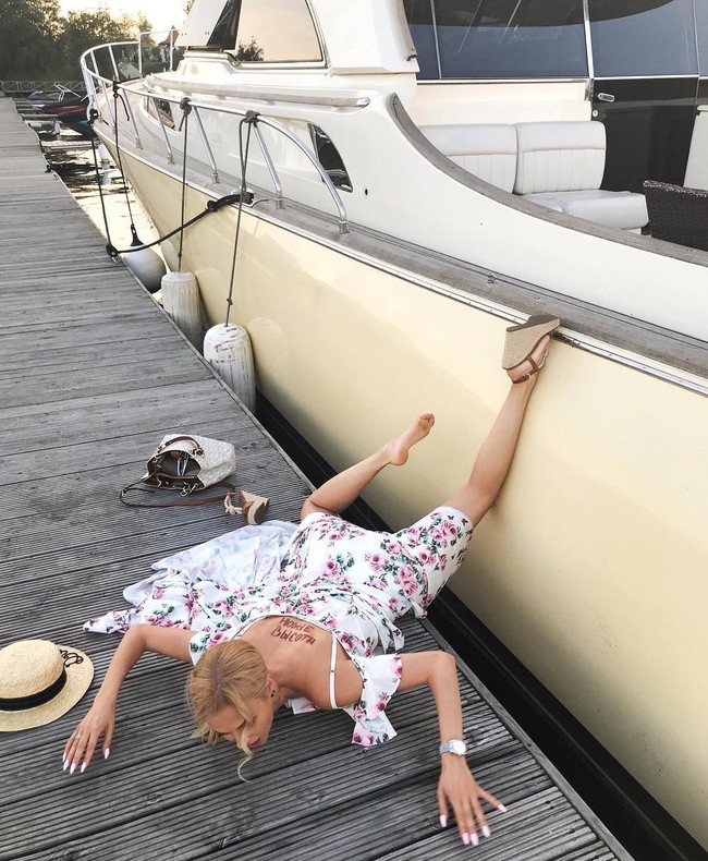 Selain pesawat beberapa orang mencoba jatuh dari kapal. Foto: Instagram @marina_ross__