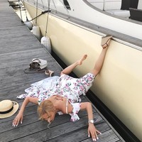 Selain pesawat beberapa orang mencoba jatuh dari kapal. Foto: Instagram @marina_ross__