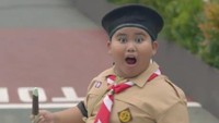 Di video pembukaan Asian Games, ada adegan saat Jokowi berhenti dan turun dari motornya untuk mempersilakan siswa-siswi SD berseragam Pramuka menyeberang. Terakhir, ada seorang bocah laki-laki gemuk yang menyeberang sambil memegang es krim. Saat bocah itu menyeberang, Jokowi membuka kaca helm dan menyapa Apa?. Bocah berseragam Pramuka itu lalu tampak melongo saat melihat Jokowi. 