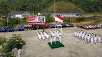 Upacara bendera memperingati HUT ke-73 RI digelar di PLBN Entikong. Istimewa/Kementerian PUPR.