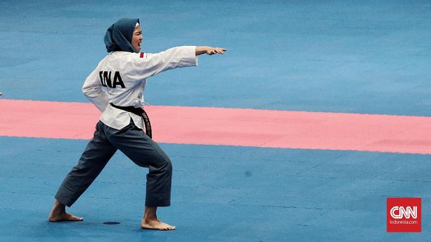 Defia Rosmaniar mendapat medali emas pertama Indonesia di Asian Games 2018.