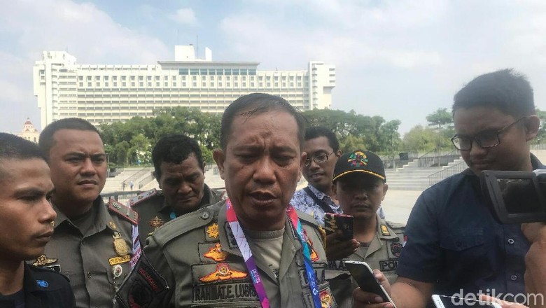 Satpol PP Bantah Aniaya Pria Gangguan Mental di Lapangan Banteng Satpol PP Bantah Aniaya Pria Gangguan Mental di Lapangan Banteng
