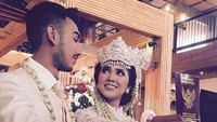 Pemeran Emon dalam sinetron Anak Langit baru saja melangsungkan pernikahan. Ia baru saja melepas masa lajangnya dan resmi dipersunting sang kekasih, Mohammad Abid Zia pada akhir pekan lalu. Foto: Dok. Instagram/akbar_bhakti