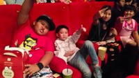 Nonton bioskop nggak lengkap kalau nggak makan popcorn. Begitu juga Fairel saat nonton bareng teman-temannya.Foto: Instagram fairel_sbi