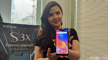 Ponsel ini merupakan penerus Hot S3. (Foto: detikINET/Adi Fida Rahman)