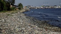 Sampah plastik akan terus menjadi ancaman warga pesisir dan bagi kelestarian lingkungan di Jakarta.