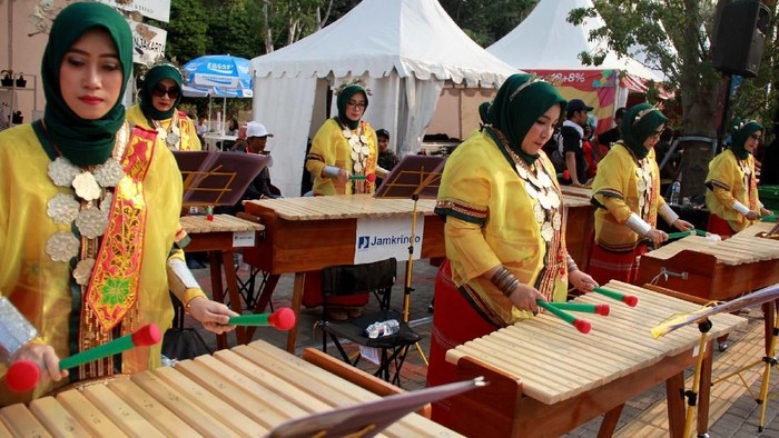 Persatuan Istri-istri Karyawan dan Karyawati Perum Jamkrindo bermain alat musik kolintang saat menjadi salah satu pendukung acara di Pre Ceremonial Opening Asian Games 2018 di Gelora Bung Karno, Senayan Jakarta, Sabtu (18/8). Dari 18 grup Kolintang, 200 angklung binaan Gema Indah Nusantara turut serta meramaikan kemeriahan di pembukaan Asian Games 2018.