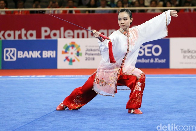 Nama Lindswell Kwok menjadi perbincangan hangat pagi ini setelah ia menyumbangkan medali emas untuk Indonesia di Asian Games 2018 dalam cabang olahraga wushu. Prestasi Lindswell tidak hanya di Asian Games. Dia mengoleksi lima medali emas Kejuaraan Dunia (2009, 2013, dua emas 2015, dan 2017).  Foto: Agung Pambudhy