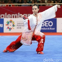 Nama Lindswell Kwok menjadi perbincangan hangat pagi ini setelah ia menyumbangkan medali emas untuk Indonesia di Asian Games 2018 dalam cabang olahraga wushu. Prestasi Lindswell tidak hanya di Asian Games. Dia mengoleksi lima medali emas Kejuaraan Dunia (2009, 2013, dua emas 2015, dan 2017).  Foto: Agung Pambudhy