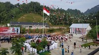 Peserta upacara terdiri dari para veteran, tokoh masyarakat, pekerja proyek pembangunan kawasan PLBN Entikong lanjutan, pegawai Bea Cukai dan Imigrasi, TNI, Polri, serta siswa SD hingga SMU setempat. Istimewa/Kementerian PUPR.