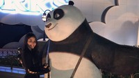 Kalau ini foto Aseel saat berfoto dengan Poh di Dubai Parks and Resorts (@aseel/Instagram)