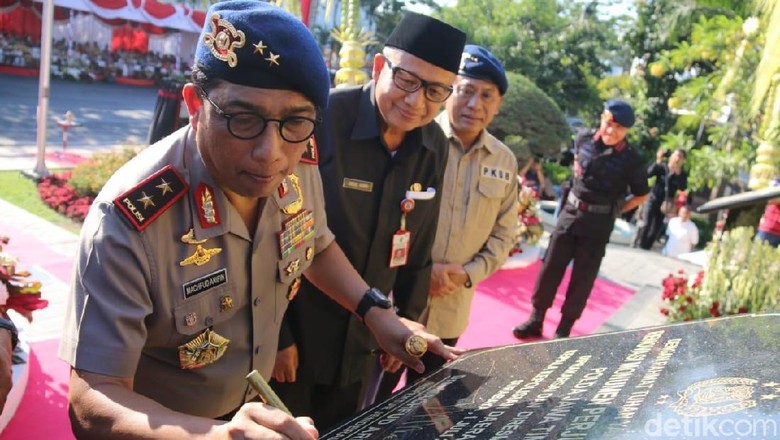 Teatrikal Perjuangan M Yasin di Peresmian Monumen Perjuangan Polri Teatrikal Perjuangan M Yasin di Peresmian Monumen Perjuangan Polri