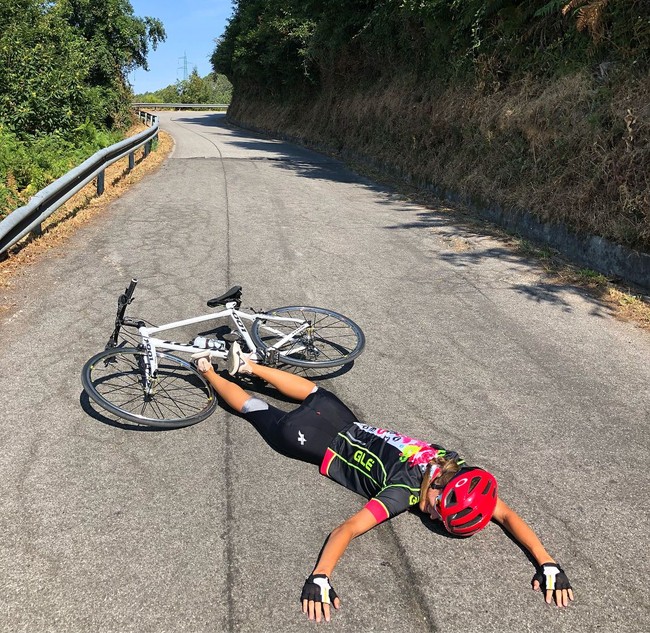 Katya Ogo bahkan sampai melakukannya dua versi, pesawat dan sepeda. Foto: Instagram @katya_ogo