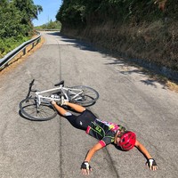 Katya Ogo bahkan sampai melakukannya dua versi, pesawat dan sepeda. Foto: Instagram @katya_ogo