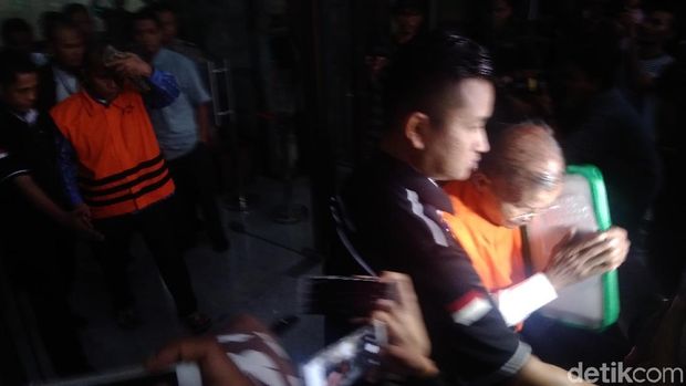 2 Eks Anggota DPRD Sumut Tutupi Wajah Saat Ditahan KPK