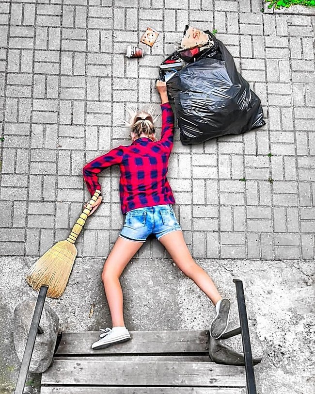 Tak hanya di kendaraan, beberapa orang melakukan tantangan ini dengan variasi tema. Kali ini seorang wanita tampak tersungkur ketika menyapu dan membuang sampah di depan rumah. Foto: Instagram @alekssandra_titova