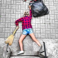 Tak hanya di kendaraan, beberapa orang melakukan tantangan ini dengan variasi tema. Kali ini seorang wanita tampak tersungkur ketika menyapu dan membuang sampah di depan rumah. Foto: Instagram @alekssandra_titova