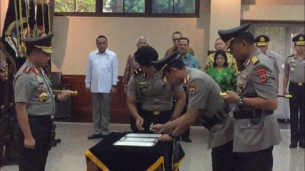 Kapolri juga menyaksikan penandatanganan pakta integritas oleh pejabat lama dan pejabat baru.