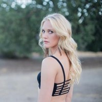 Selain stuntmen, ada juga stuntwomen, yakni profesi peran pengganti untuk perempuan. Dengan paras cantiknya, mereka melakukan aksi-aksi membahayakan untuk mengganti aktris sesungguhnya. Ini adalah Joanna Bennett yang pernah menjadi stuntwoman di film Captain America:Civil War hingga video klip Taylor Swift Bad Blood. Keahliannya mencakup martial arts, snow boarding, dan menyetir ekstrem. (Foto: ist.)