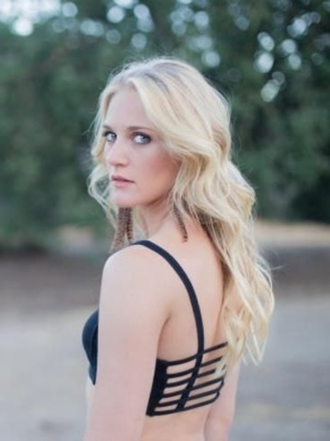 Selain stuntmen, ada juga stuntwomen, yakni profesi peran pengganti untuk perempuan. Dengan paras cantiknya, mereka melakukan aksi-aksi membahayakan untuk mengganti aktris sesungguhnya. Ini adalah Joanna Bennett yang pernah menjadi stuntwoman di film Captain America:Civil War hingga video klip Taylor Swift Bad Blood. Keahliannya mencakup martial arts, snow boarding, dan menyetir ekstrem. (Foto: ist.)