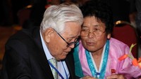 Sedikitnya 57 ribu korban selamat Perang Korea mendaftar untuk mengikuti program reuni semacam ini. Namun hanya ratusan orang yang diizinkan menghadirinya untuk sesi reuni bulan ini, yang merupakan reuni pertama dalam 3 tahun terakhir. Foto: Yonhap via REUTERS