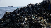Gunungan sampah plastik tersebut kian mengkhawatirkan.