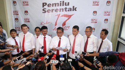 Gaya Necis Timses Jokowi-Maruf Datangi KPU